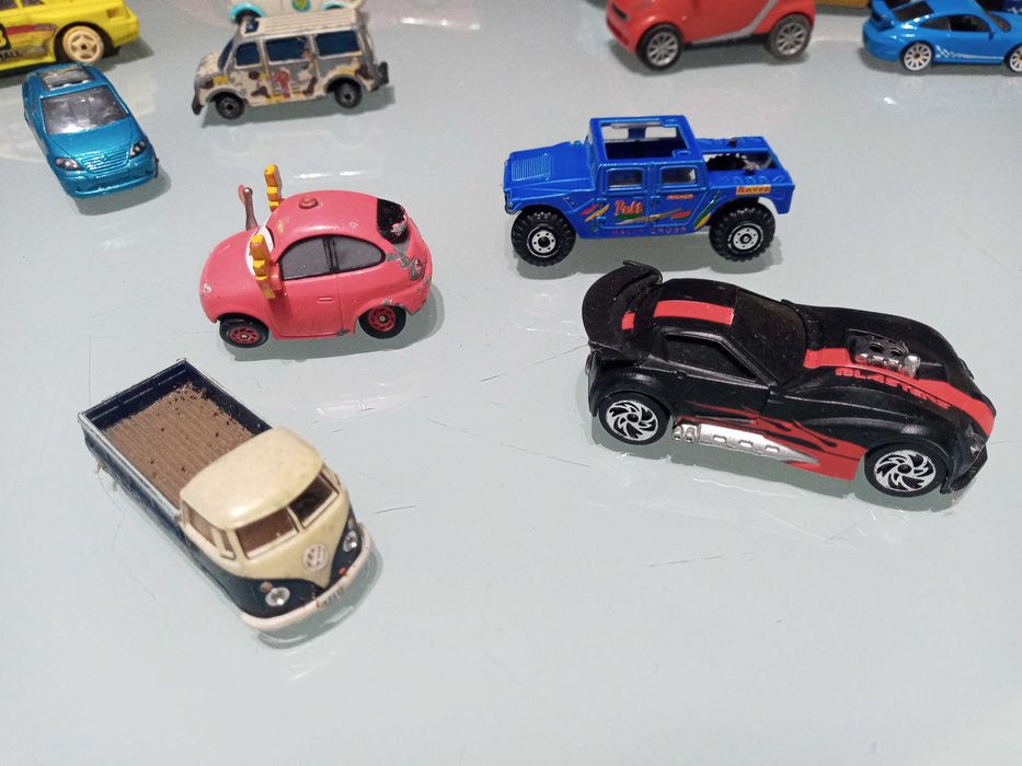 36 carrinhos antigos e 1 comboio de ferro