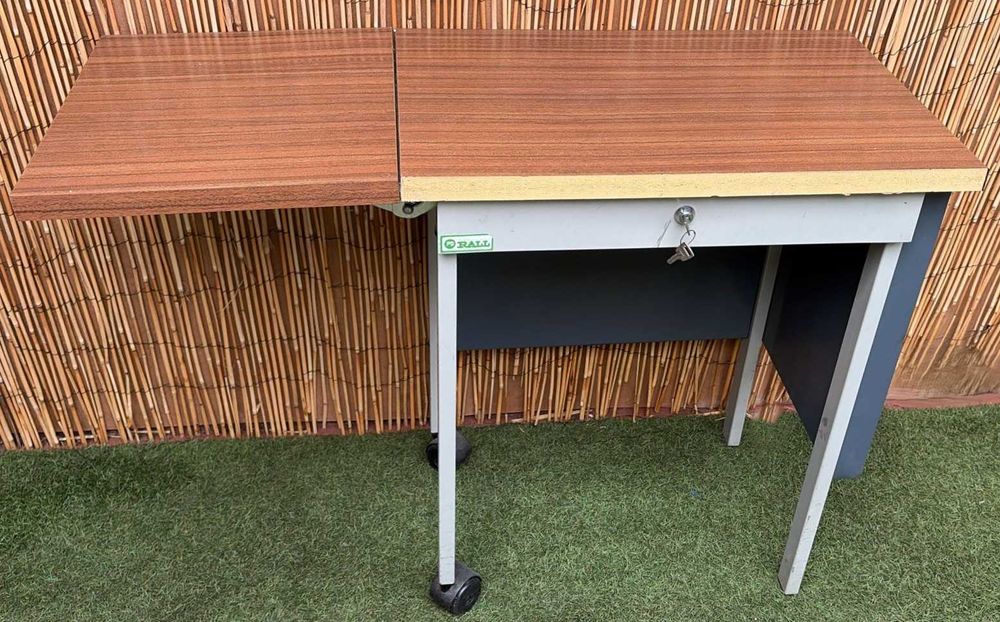 Mesa de escritório vintage com estrutura de metal cinzento com chave