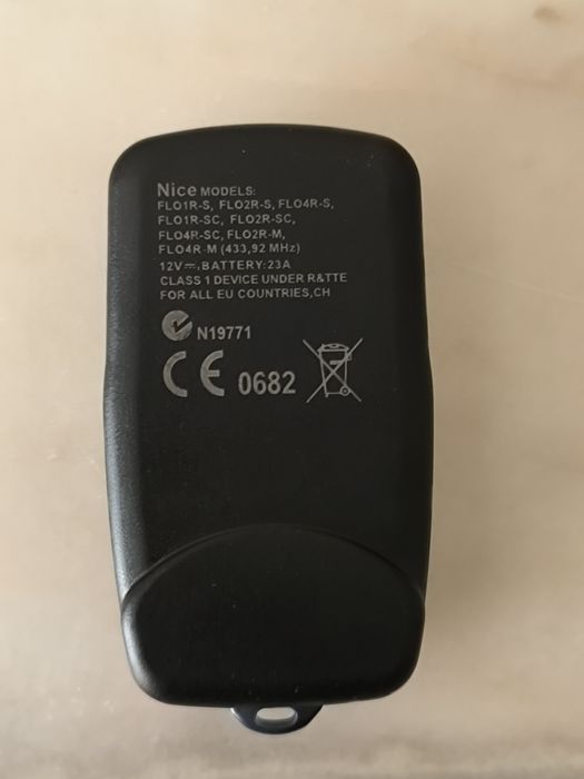 Comando universal de garagem programável.

Novo na embalagem com instr427550844378173443