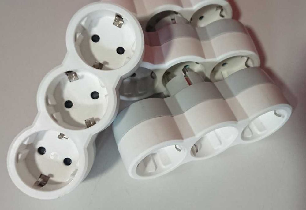 Tomada tripla Legrand (2P+T)