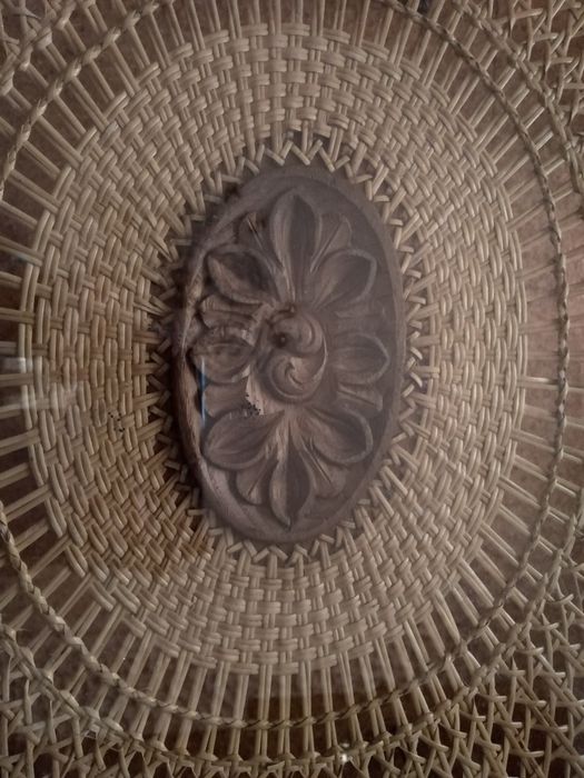 Mesa de Sala em Madeira de Nogueira com Palhinha