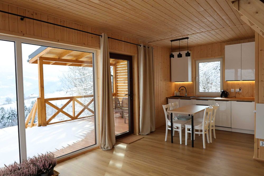 Drewniany domek w górach z tarasem na wynajem. PROMOCJA FERIE