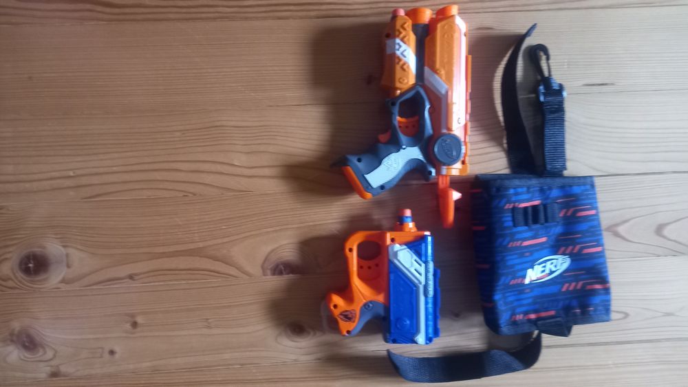 Pistolet Nerf z kaburą plus kieszonkowy.