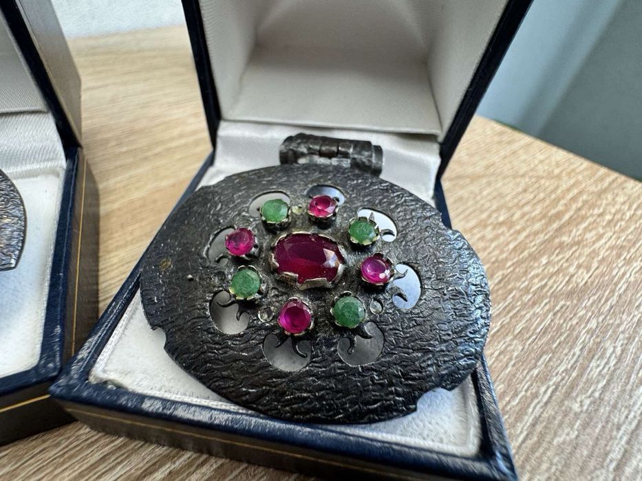 Ювелірний гарнітур з черненого срібла із рубінами та смарагдами