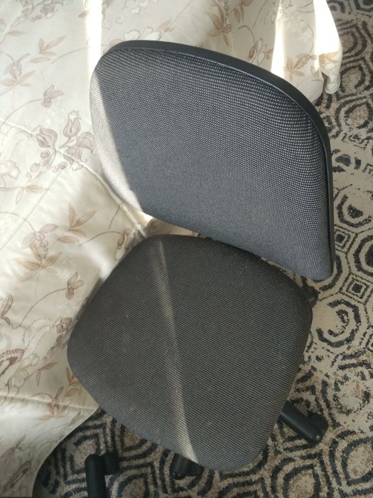 Два офісні, комп'ютерні крісла