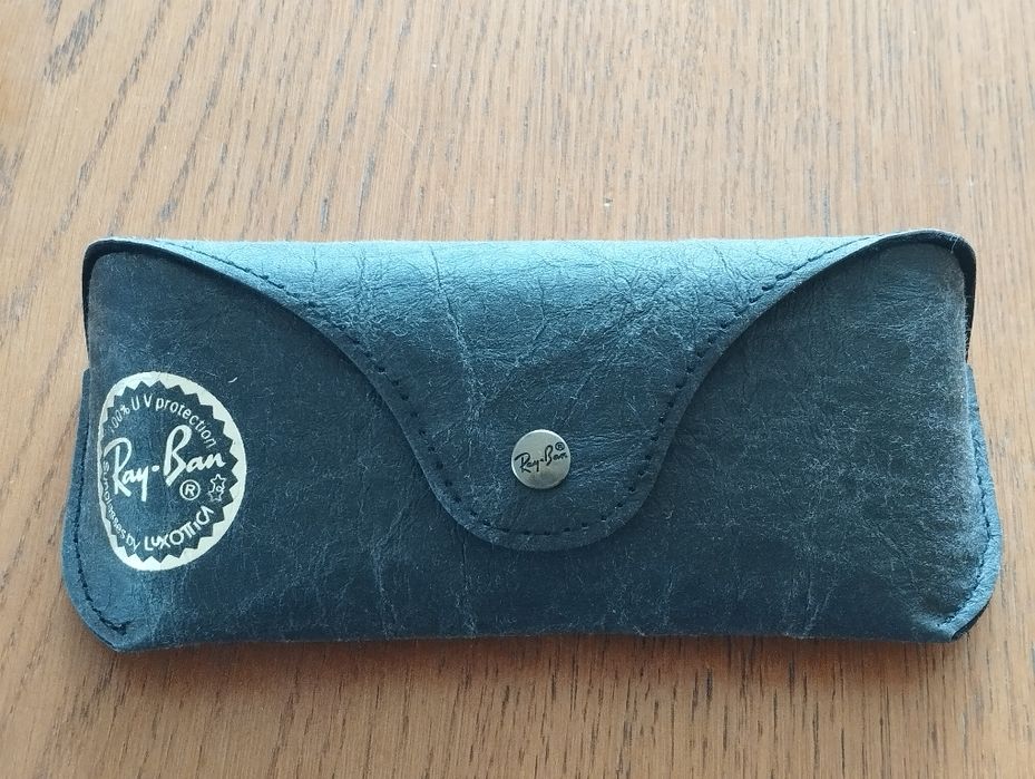 Etui na okulary Ray ban.