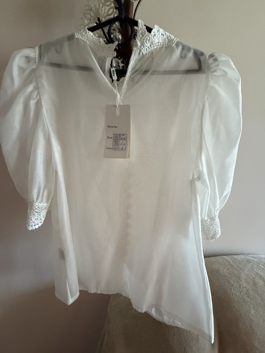 Ніжна біла блуза для стильних дівчат