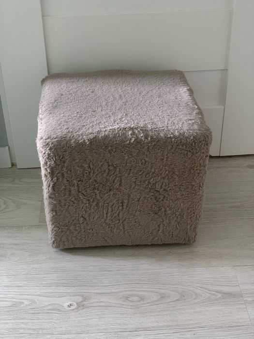 Puf na Nóżkach Beżowy