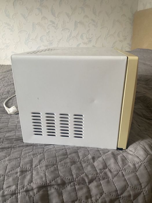 Мікрохвильова піч SANYO, в робочому стані