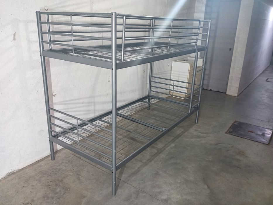 Beliche cama solteiro estrutura metálica resistente, com colchões em e