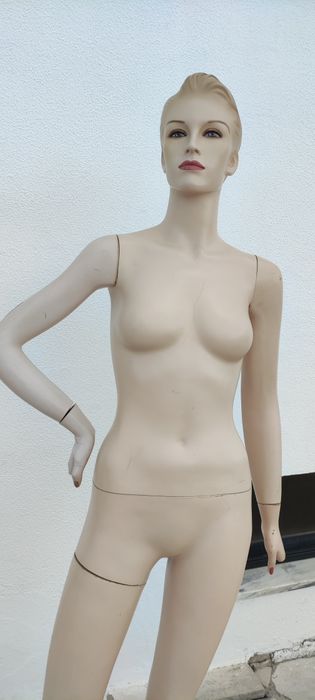 Manequim de senhora muito elegante e de excelente qualidade