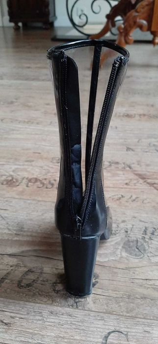 Kalosze na słupku r. 36