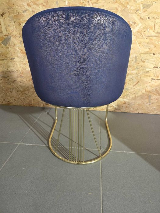 Cadeirão com pé em dourado