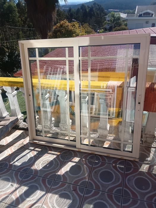 2 janelas alumínio beje vidro duplo quadriculado correr