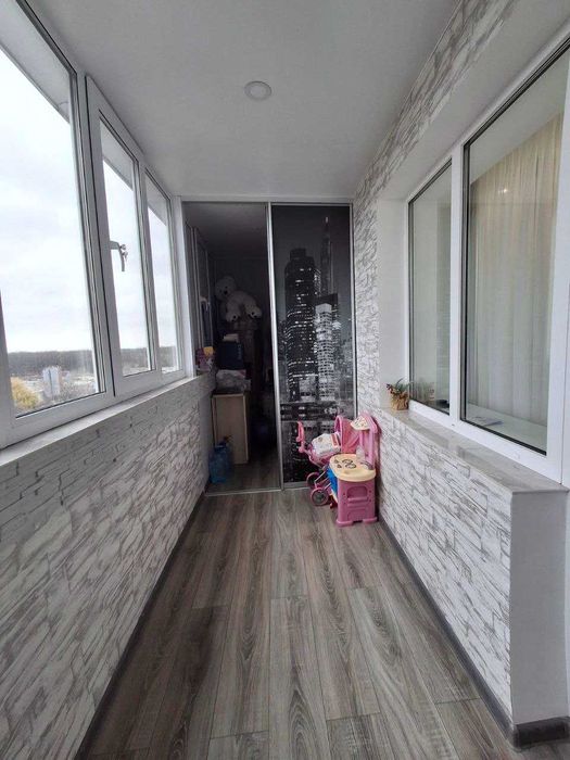 Простора 3-кімнатна квартира, район Польова