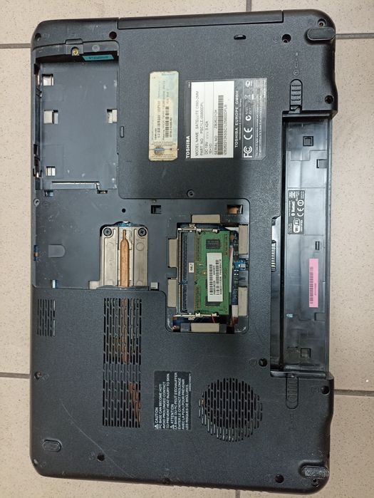 Laptop Toshiba satellite i3, 2gb ramu, dysk twardy, linux