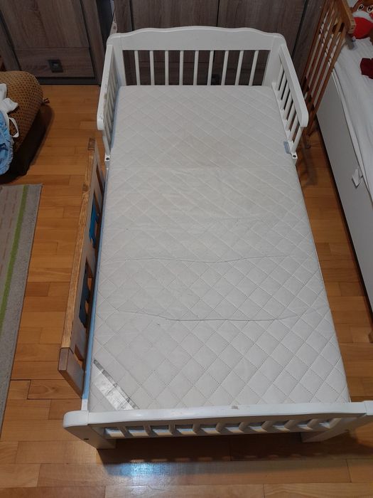 Łóżka dziecięce z barierkami i materacem