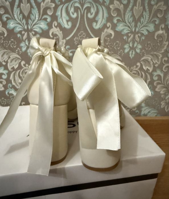 Туфли новые,бежевый цвет,застёжка бусинками