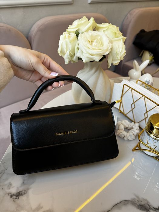 Чорна жіноча сумочка