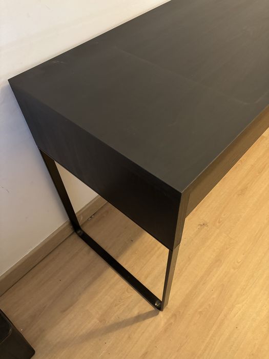 Secretária em preto IKEA