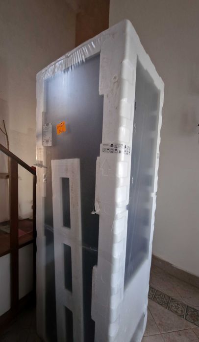 NOVO EMBALADO-Frigorífico Combinado RB38T607BS9 No Frost - 387L - Inox