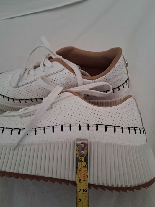 Białe  damskie adidasy.