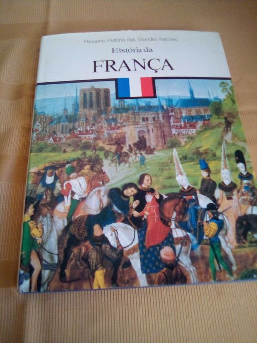 Livros de História  quatro países diferentes