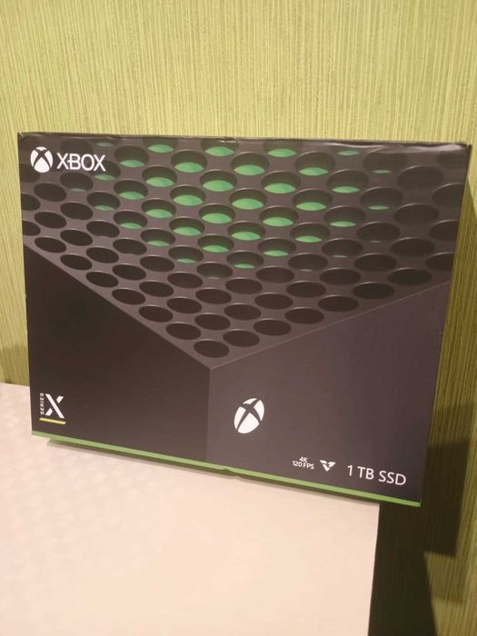 Xbox Series X z pudełkiem i padem
