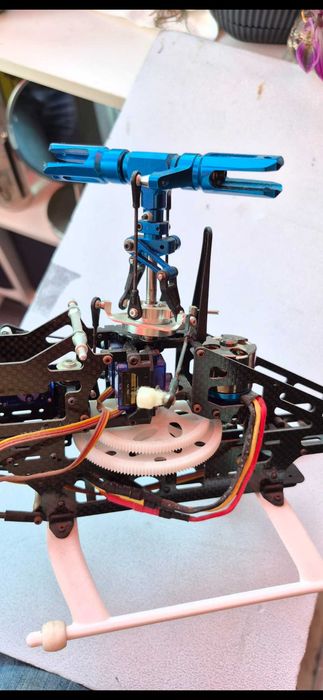 Helicóptero RC Telecomandado Hirobo Embla 450 – Estrutura Carbono
