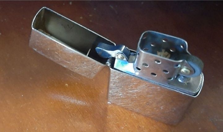 Isqueiro antigo tipo Zipo