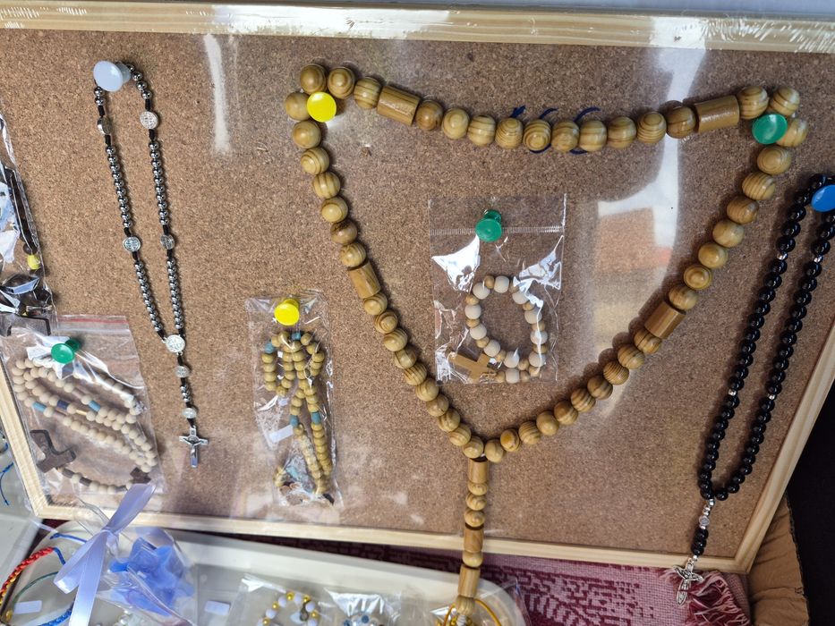 Bijuteria feita a mão ,pulseiras ,colares,terços, velas,faço revenda com fatura