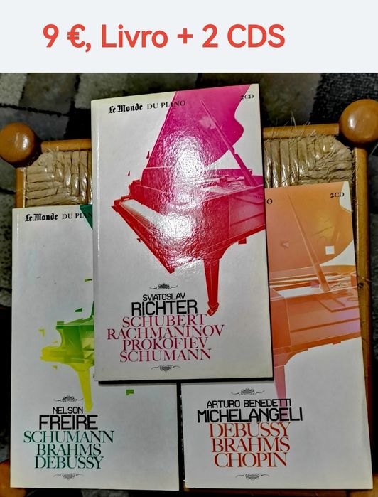 Caixas de CDs, DVDs e livros musicais