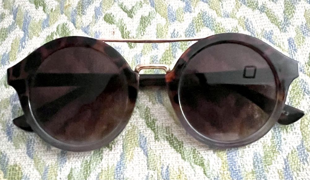 Óculos de sol redondos com detalhe dourado Parfois nunca usados