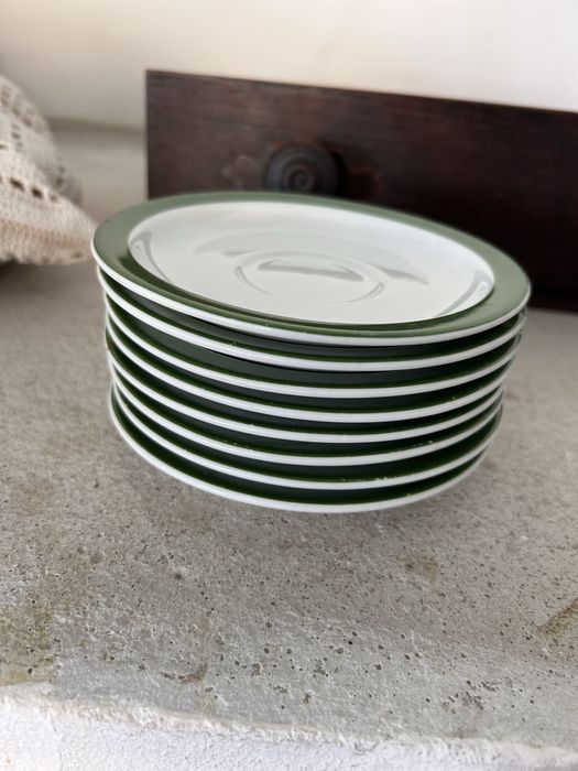 Chavenas de meia de leite e pires