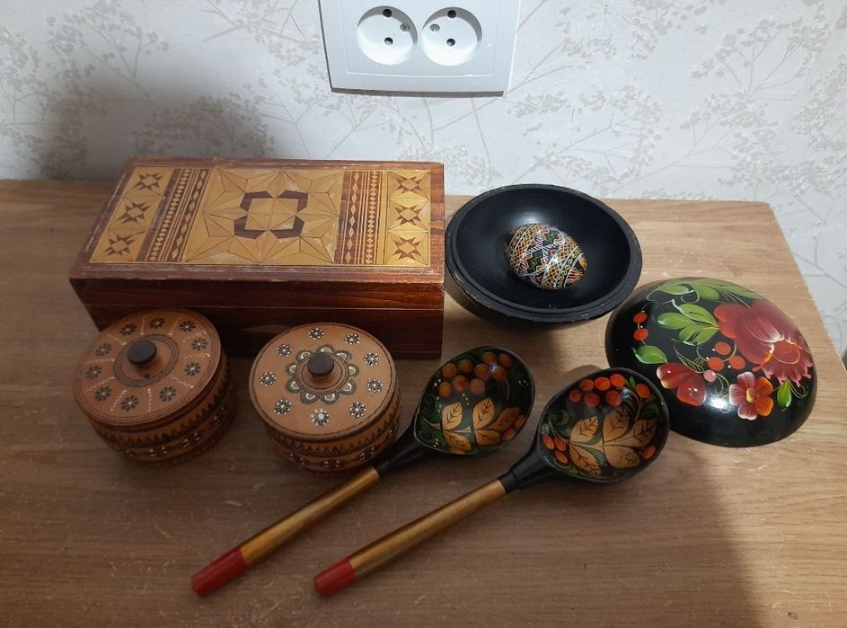 Сувениры из дерева, шкатулки, ложки.