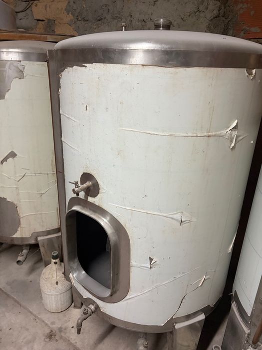 Cubas de vinho em muito bom estado