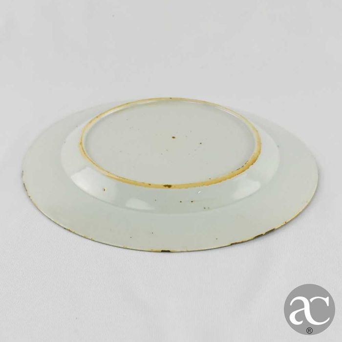 Prato porcelana China período Qianlong, séc. XVIII, pagode e paisagem