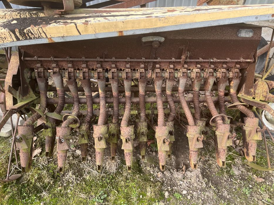 Zabytkowy siewnik konny