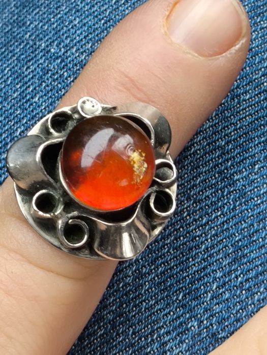 Stary metalowy pierścionek z bursztynowym oczkiem,uszkodzony. Vintage