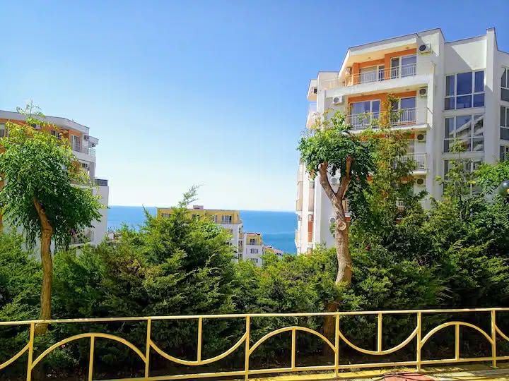 • Wakacje - Apartament z basenami blisko morza”