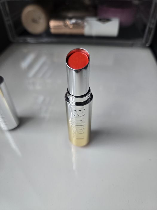 Szminka Dramalips Glassy, Rabanne Makeup 927 Safe Word