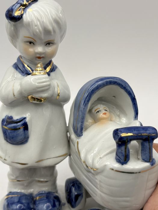 Figurka porcelanowa dziewczynka z wózkiem