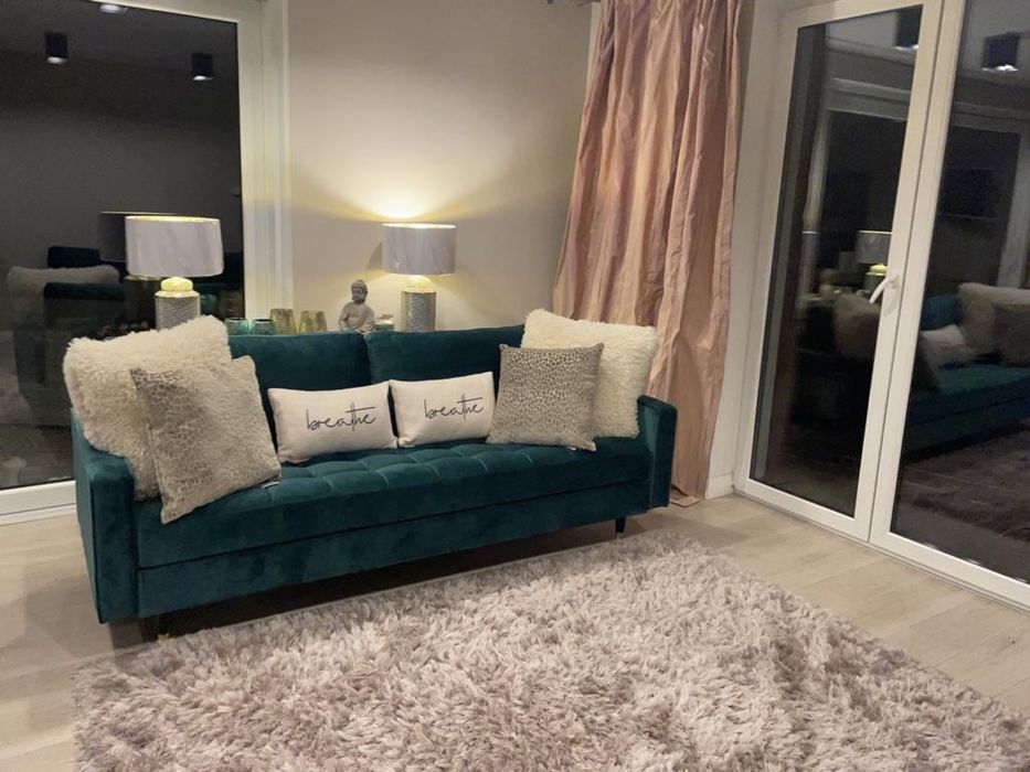 kanapa sofa wersalka zielona ciemnozielona butelkowa zieleń dekoracja