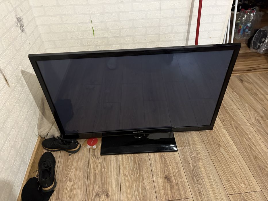 Telewizor samsung z sasilaczem kablem hdmi oraz pilotem