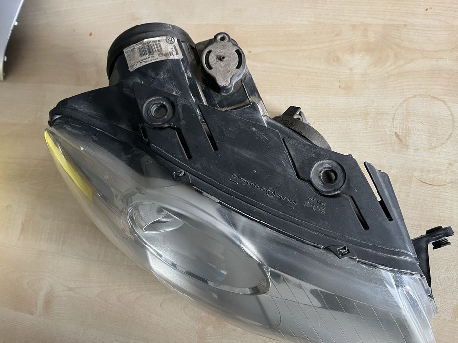 Права фара Volkswagen Passat B6