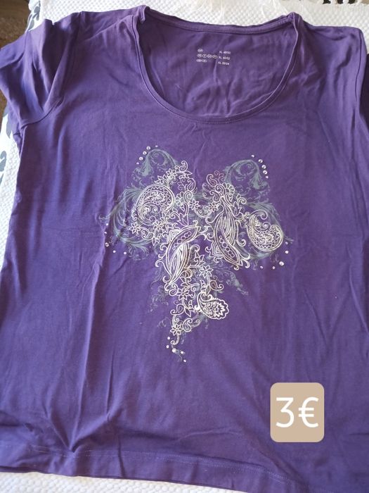 Blusa roxa e cinza