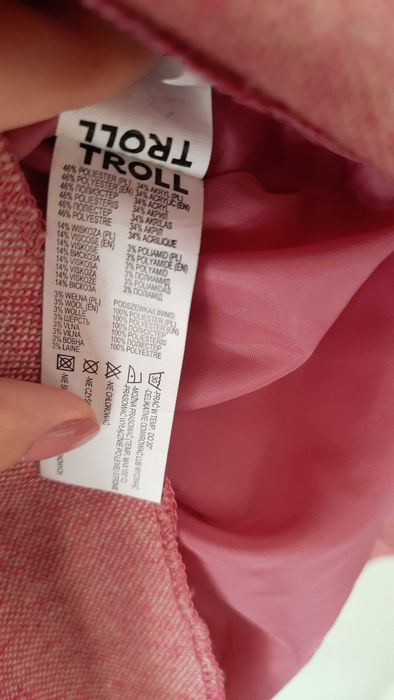 Sukienka TROLL z ozdobnym dekoltem# różowa r. M