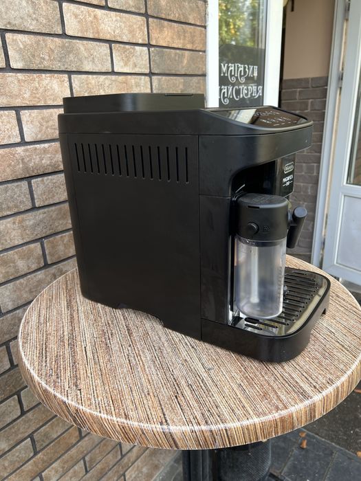 Кофемашина DeLonghi MAGNIFICA