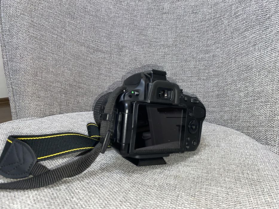 Камера Nikon D5100 зі штативом