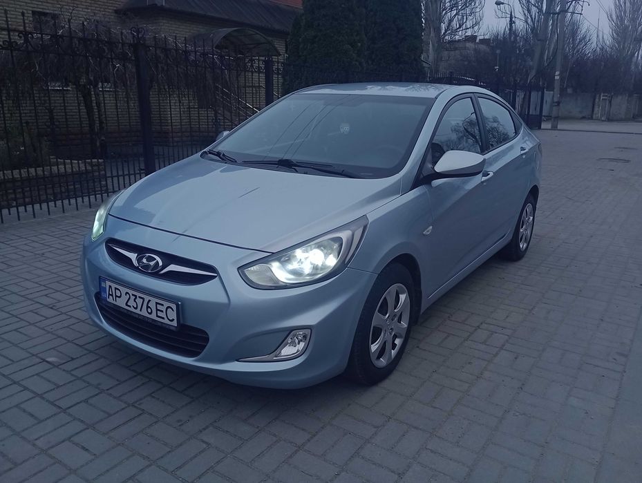 Отличный HYUNDAI Accent 1.4 газ/бензин 2012 года